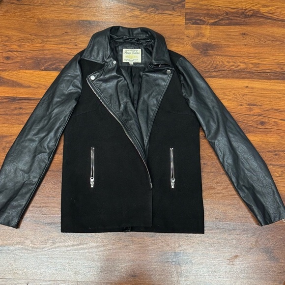 Vintage Black Textured Leather Jacket with Moto Design - Picture 4 of 10